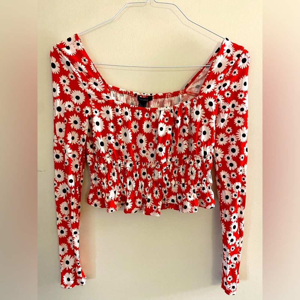 Spring is coming with this
Cute Forever 21 M Cropped Top 🌼